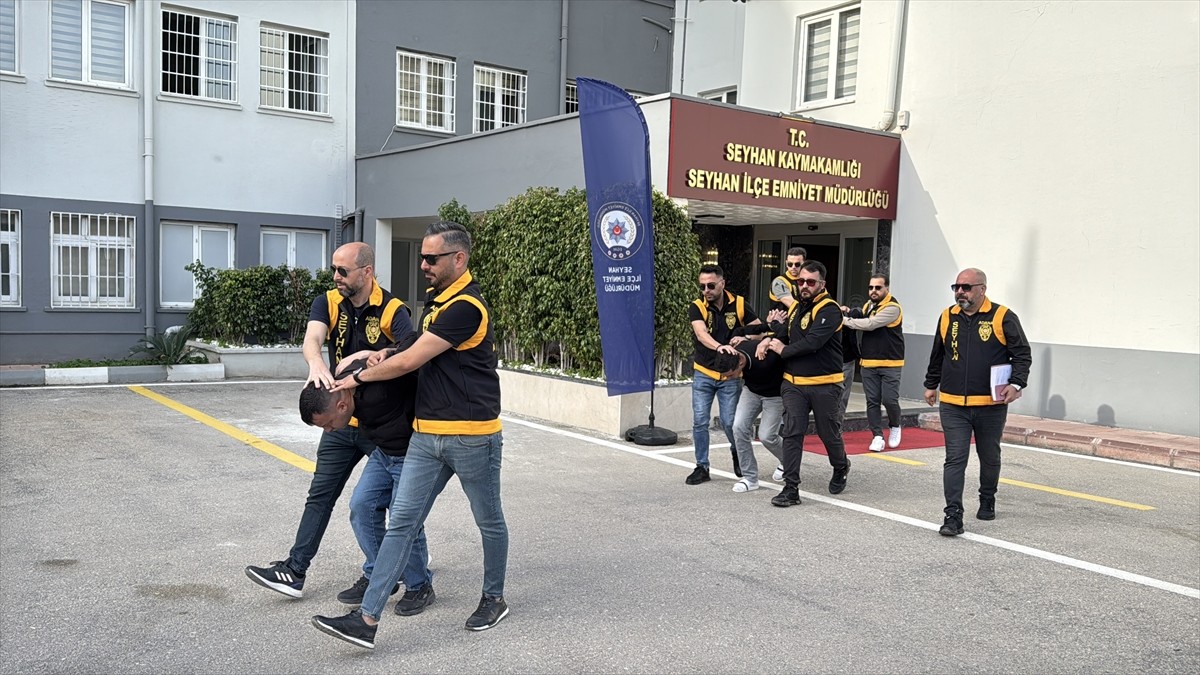 Adana'da alacak verecek meselesi nedeniyle bir evi kurşunladıkları gerekçesiyle gözaltına alınan 3...