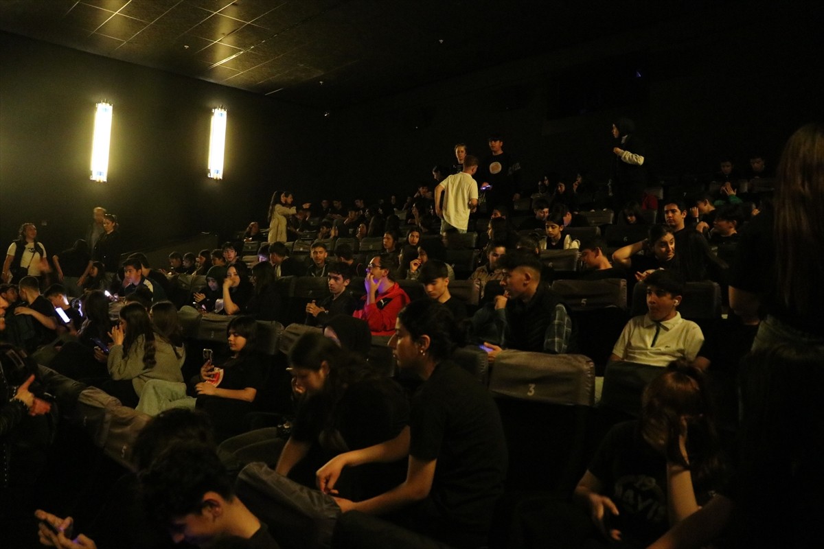 Adana'da lise öğrencileri, Türkiye'nin ilk insanlı uzay görevinin hikayesini anlatan "Ufkun...