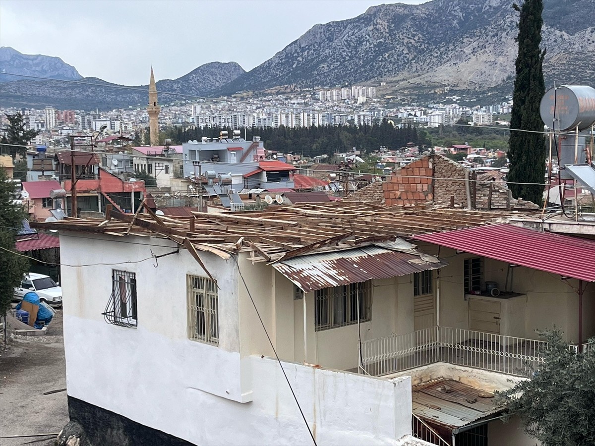 Adana'nın Kozan ilçesinde şiddetli rüzgar nedeniyle müstakil evin çatısı uçtu.