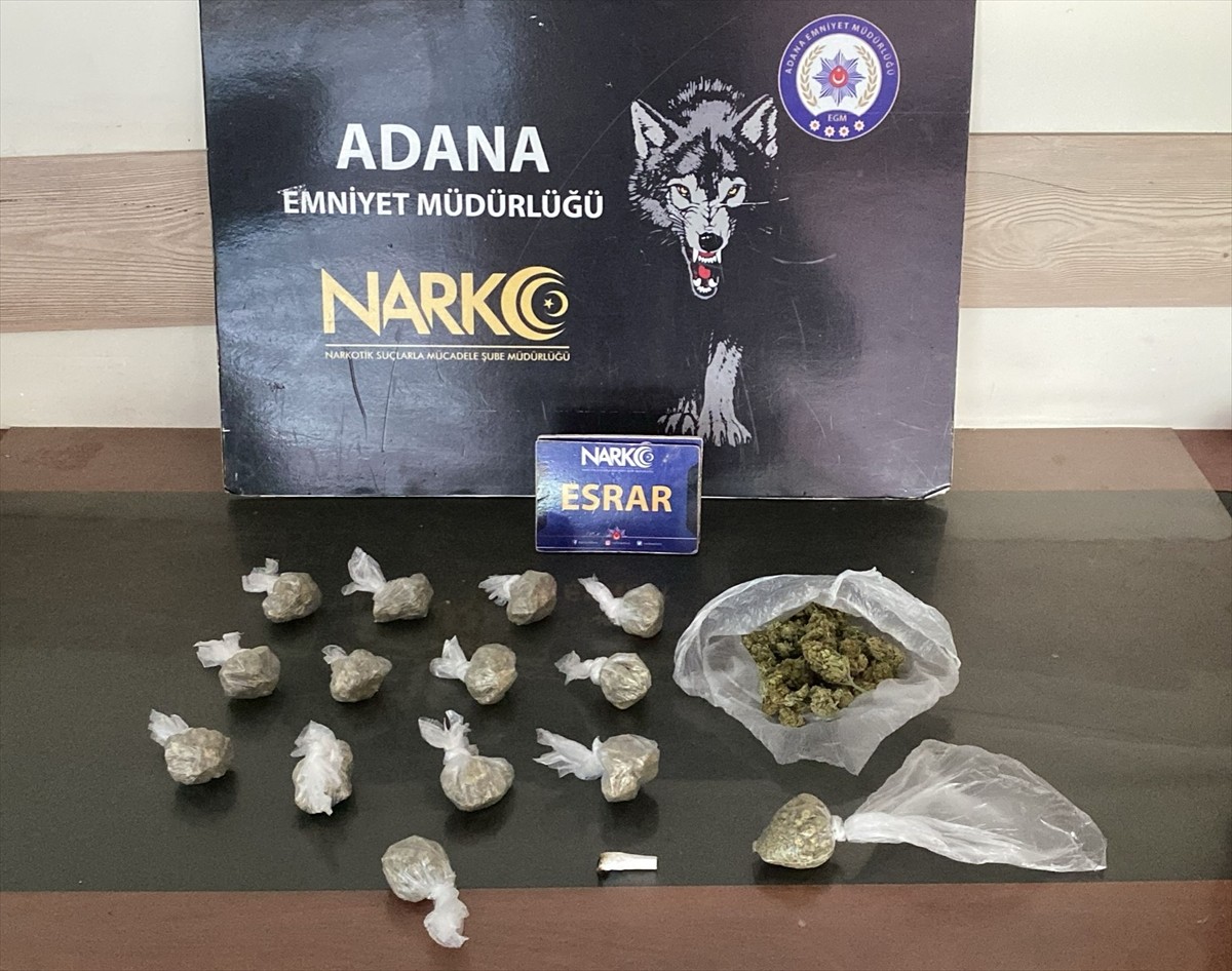 Adana'nın merkez Seyhan ilçesinde 100 gram esrar ele geçirilen kamyonetin sürücüsü...