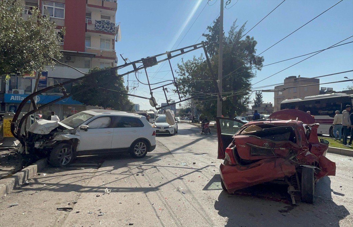 Adana'nın merkez Seyhan ilçesinde, 3 aracın karıştığı zincirleme trafik kazasında 2 kişi...