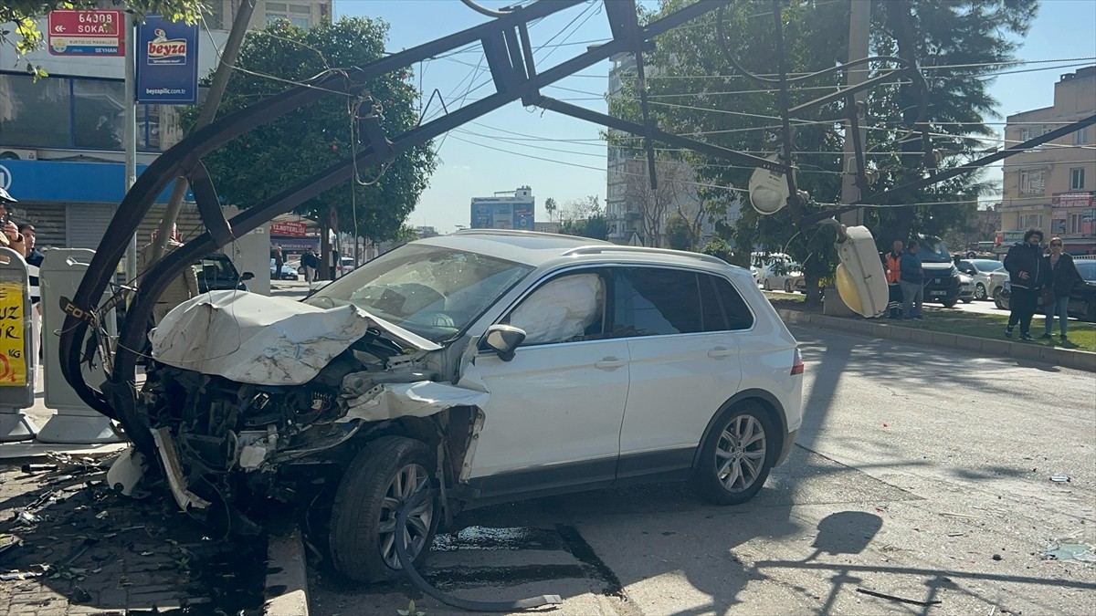 Adana'nın merkez Seyhan ilçesinde, 3 aracın karıştığı zincirleme trafik kazasında 2 kişi...