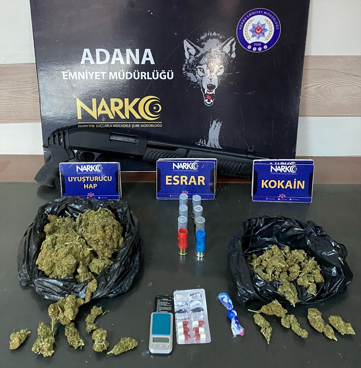 Adana'nın merkez Seyhan ilçesinde uyuşturucu ve pompalı tüfek ele geçirilen ofisteki 1 kişi...