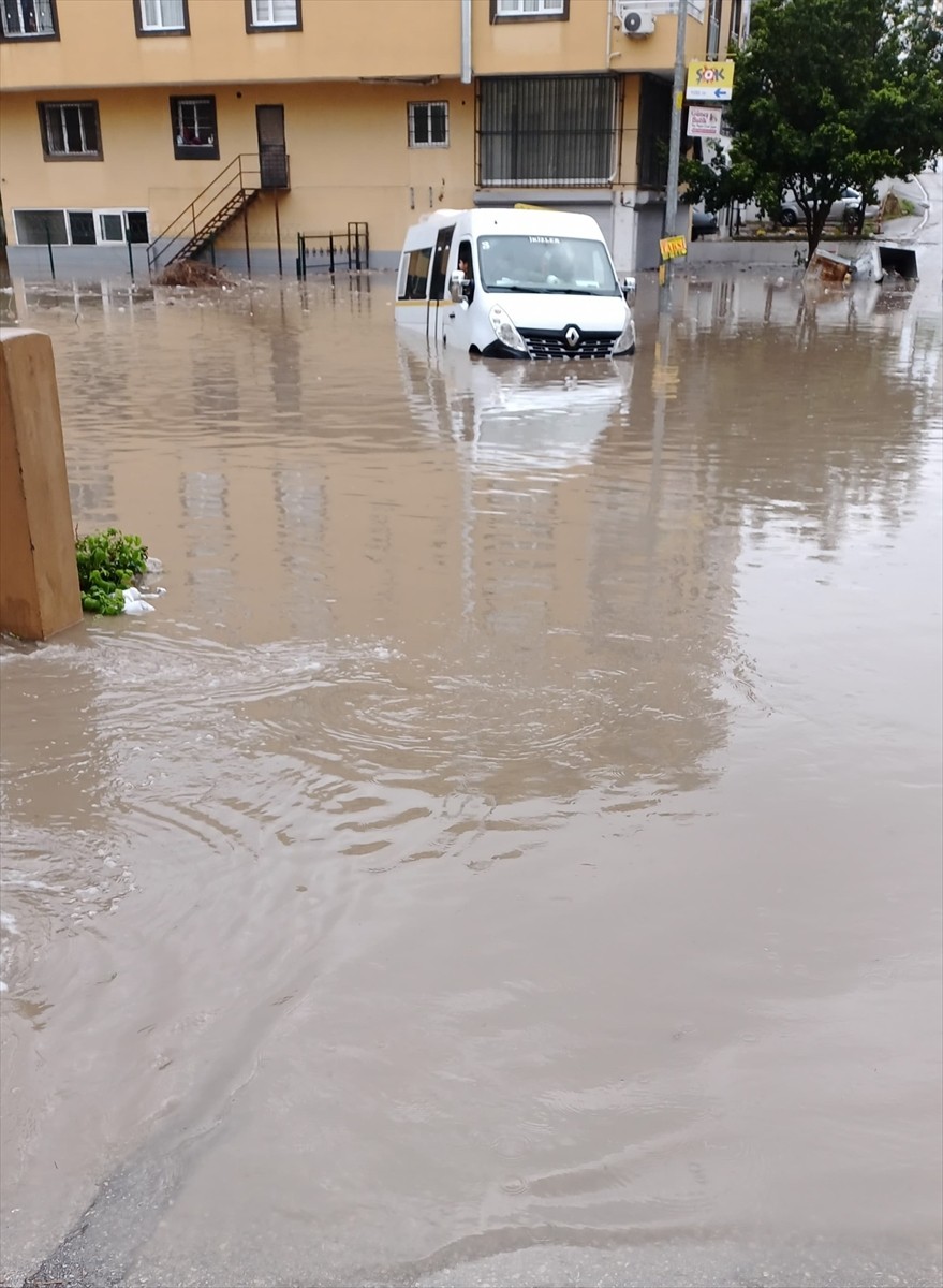 Adana'nın Seyhan ilçesi Bahçeşehir Mahallesi'nde sağanakta oluşan su birikintisinde arızalanan...