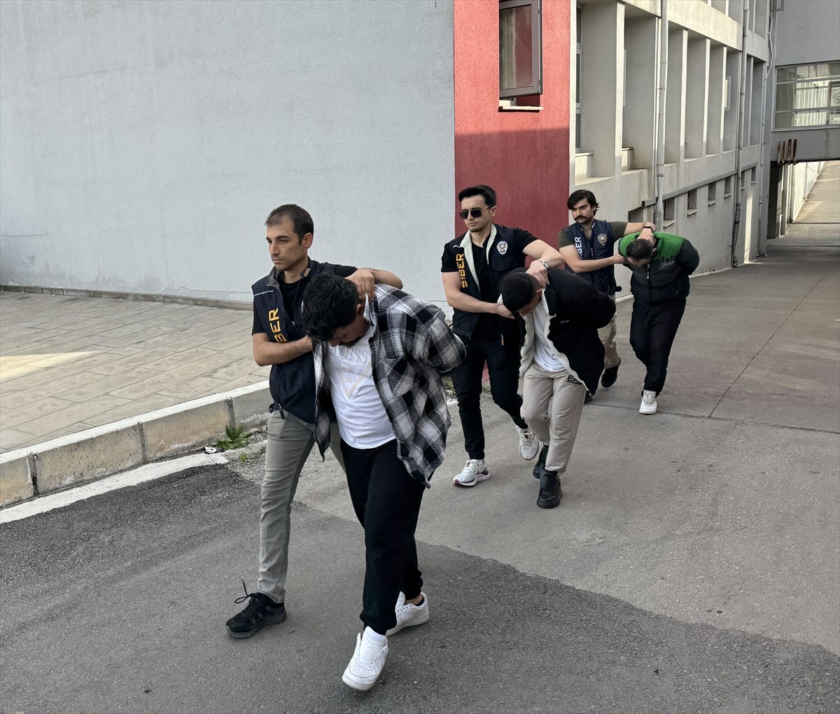 Adana merkezli 3 ilde düzenlenen dolandırıcılık operasyonunda gözaltına alınan 4 zanlı...