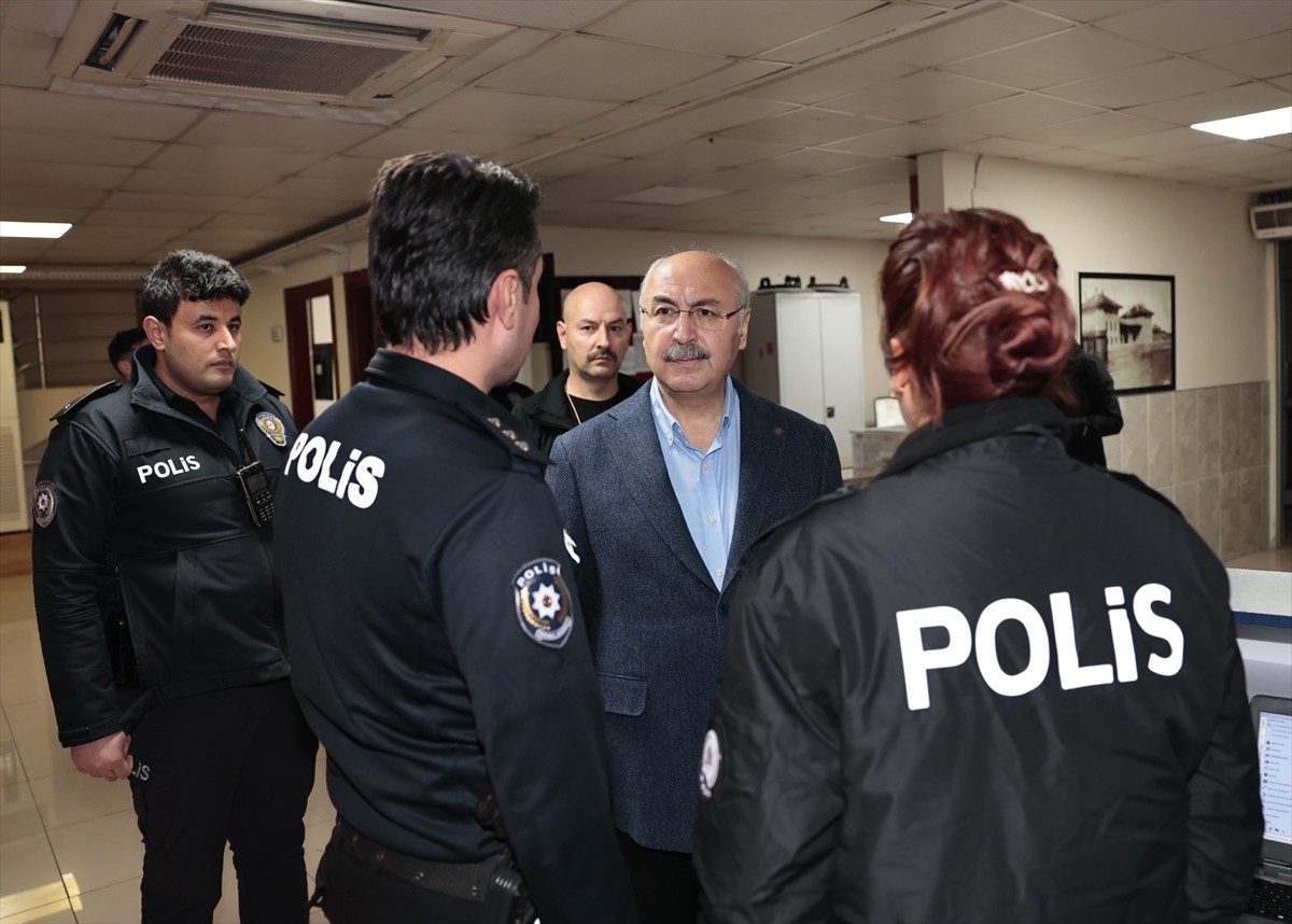 Adana Valisi Yavuz Selim Köşger, merkez Seyhan ilçesinde "huzur ve güven" uygulaması yapan polis...