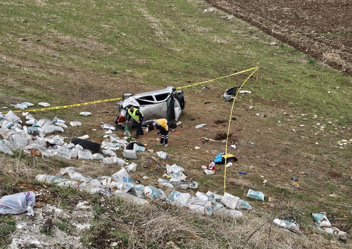 Adıyaman'ın Gölbaşı ilçesinde şarampole devrilen otomobildeki 5 kişi yaralandı. Bölgeye kurtarma...