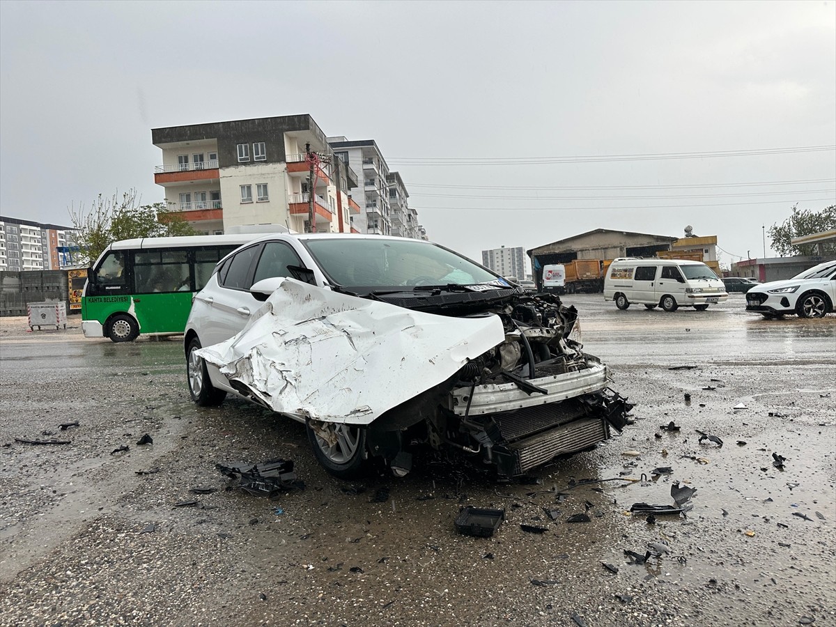 Adıyaman'ın Kahta ilçesinde 2 aracın çarpışması sonucu 3 kişi yaralandı.