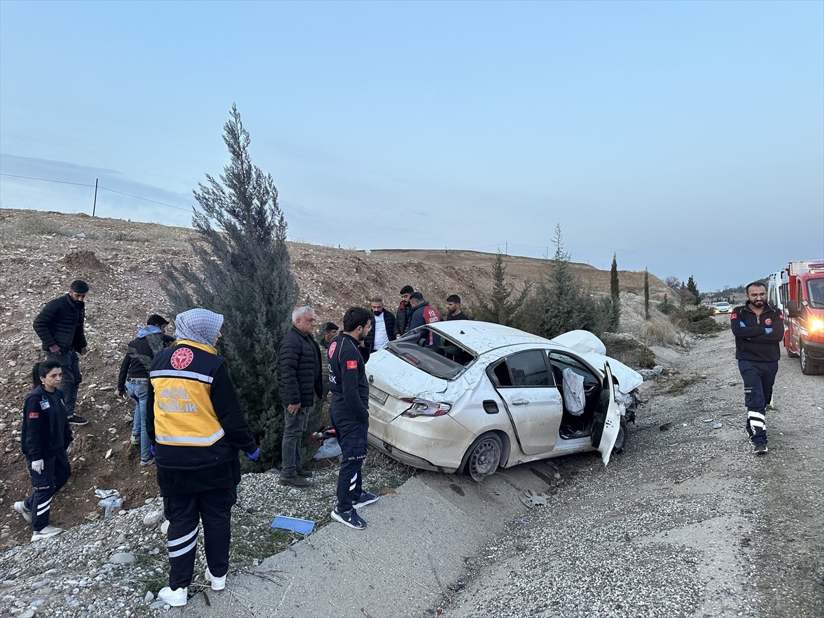 Adıyaman'ın Kahta ilçesinde şarampole devrilen otomobildeki 4 kişi yaralandı.