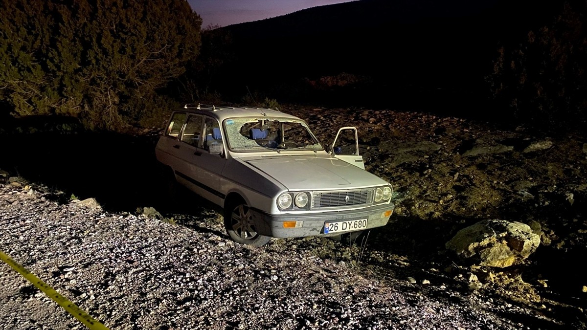 Afyonkarahisar'ın Bayat ilçesinde devrilen otomobilin sürücüsü hayatını kaybetti, 1 kişi...