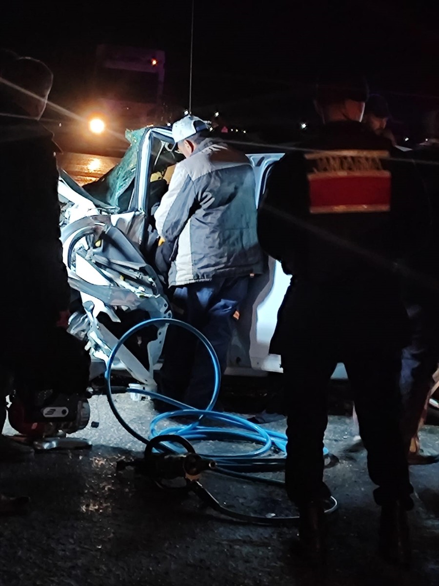 Afyonkarahisar'ın Dinar ilçesinde iki otomobilin çarpışması sonucu baba ve kızı yaşamını yitirdi...