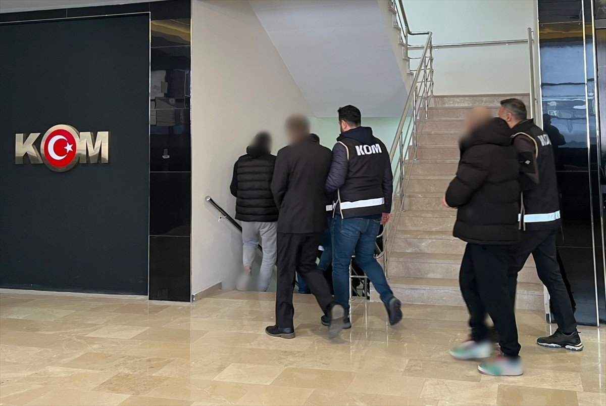 Afyonkarahisar merkezli 6 ilde düzenlenen dolandırıcılık operasyonunda gözaltına alınan 10 zanlı...