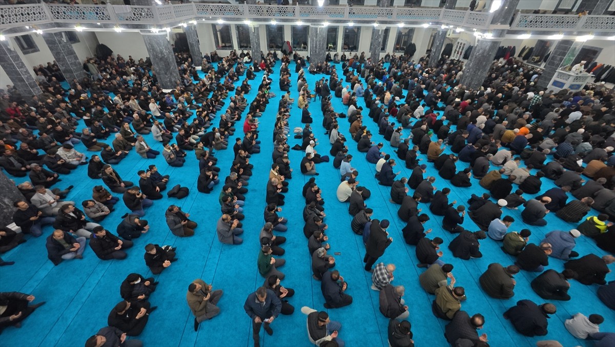 Ağrı'da Kadir Gecesi dolayısıyla Merkez Camisi'nde program düzenlendi.