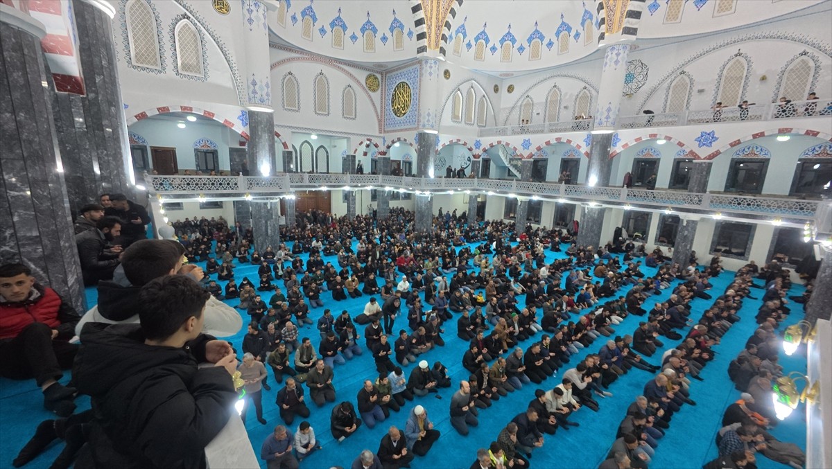 Ağrı'da Kadir Gecesi dolayısıyla Merkez Camisi'nde program düzenlendi.