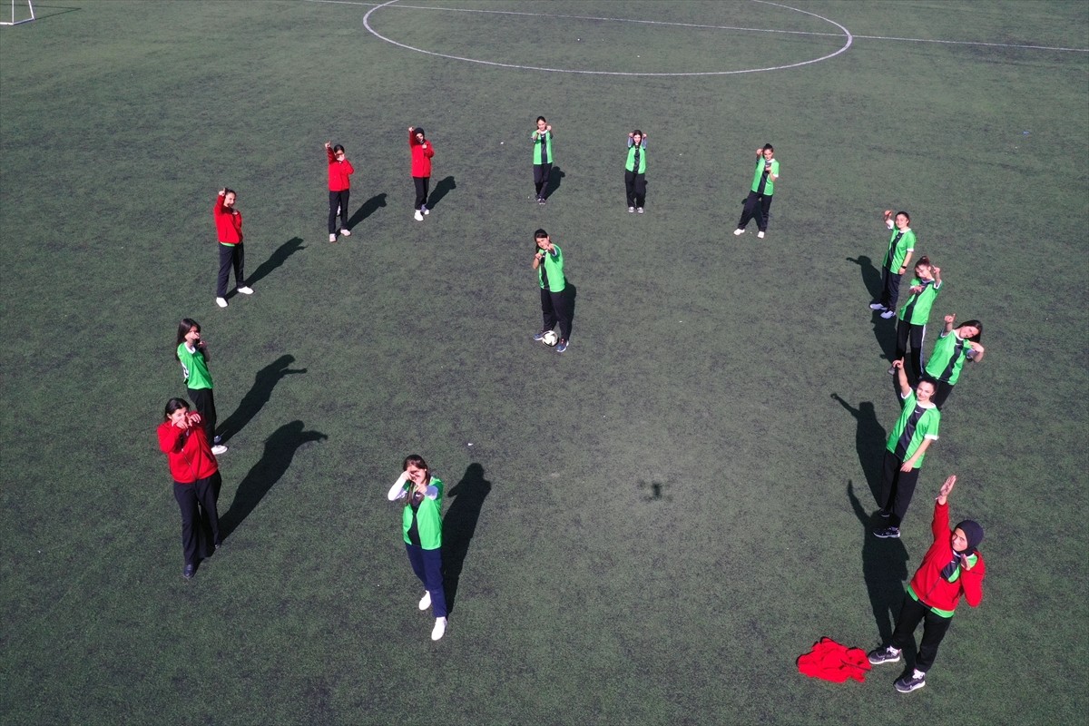 Ağrı'daki spor lisesinde öğrenim gören kız öğrenciler, okulun yeni kurulan kız futbol takımını...