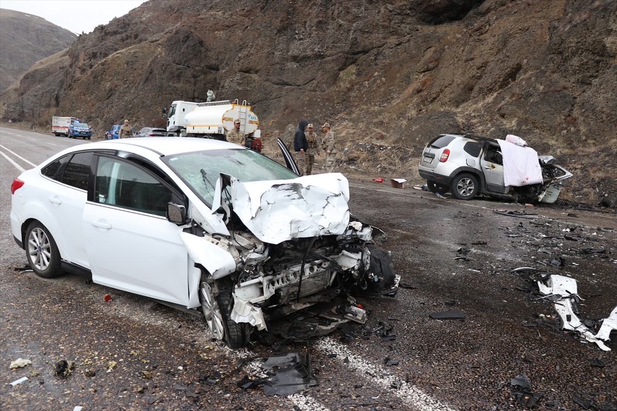 Ağrı'nın Eleşkirt ilçesinde otomobil ile hafif ticari aracın çarpışması sonucu 1 kişi öldü, biri...