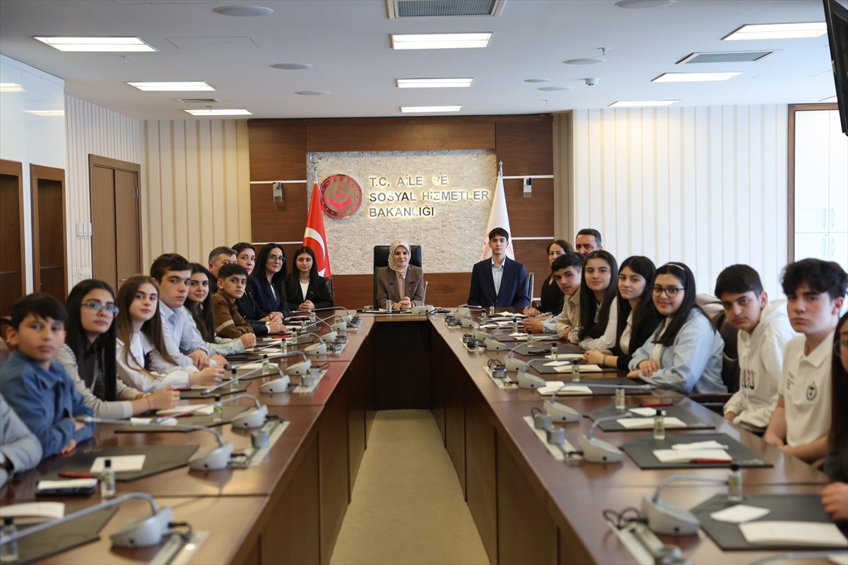Aile ve Sosyal Hizmetler Bakanı Mahinur Özdemir Göktaş, Azerbaycan'dan Türkiye'ye gelen Karabağ...