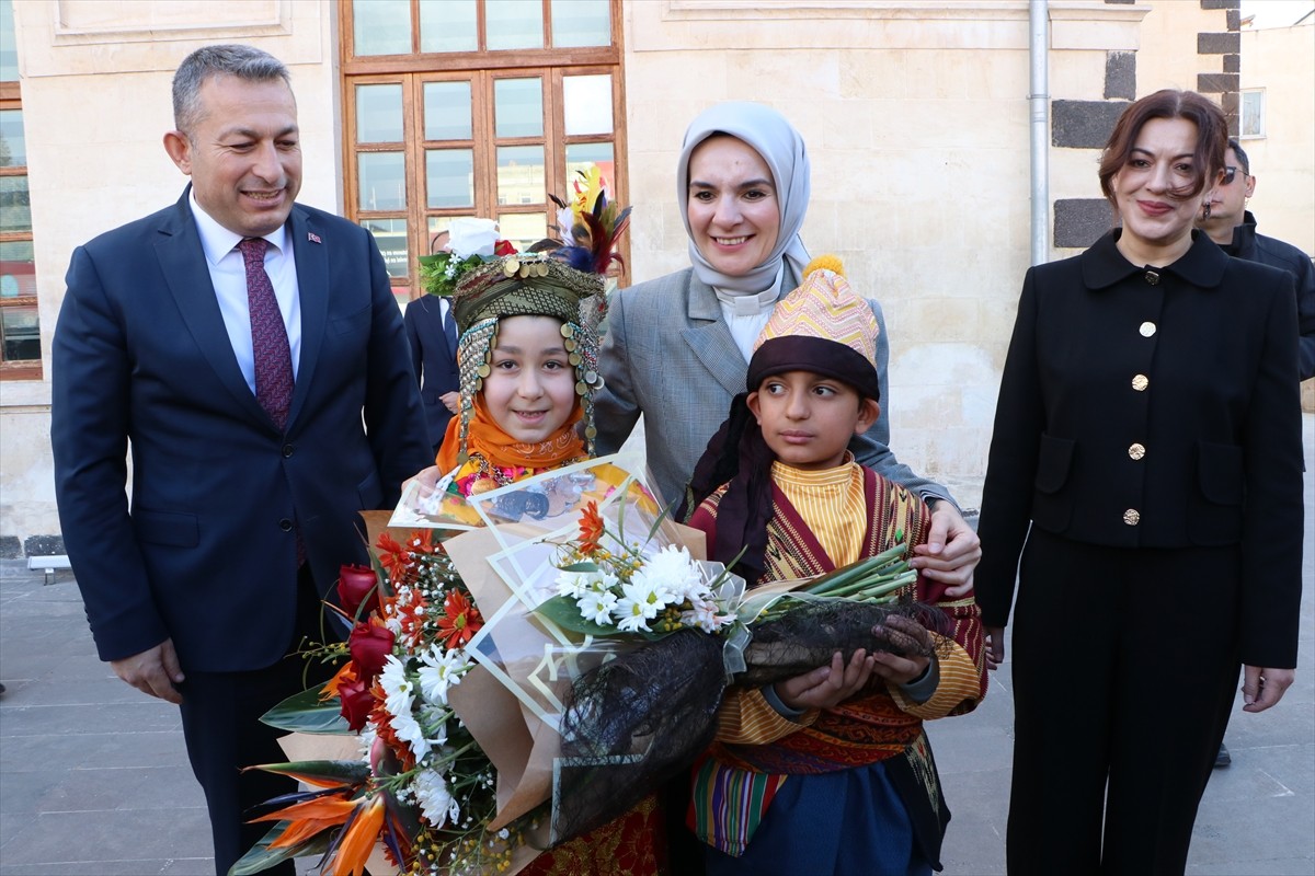 Aile ve Sosyal Hizmetler Bakanı Mahinur Özdemir Göktaş (ortada), programları kapsamında Kilis'te...