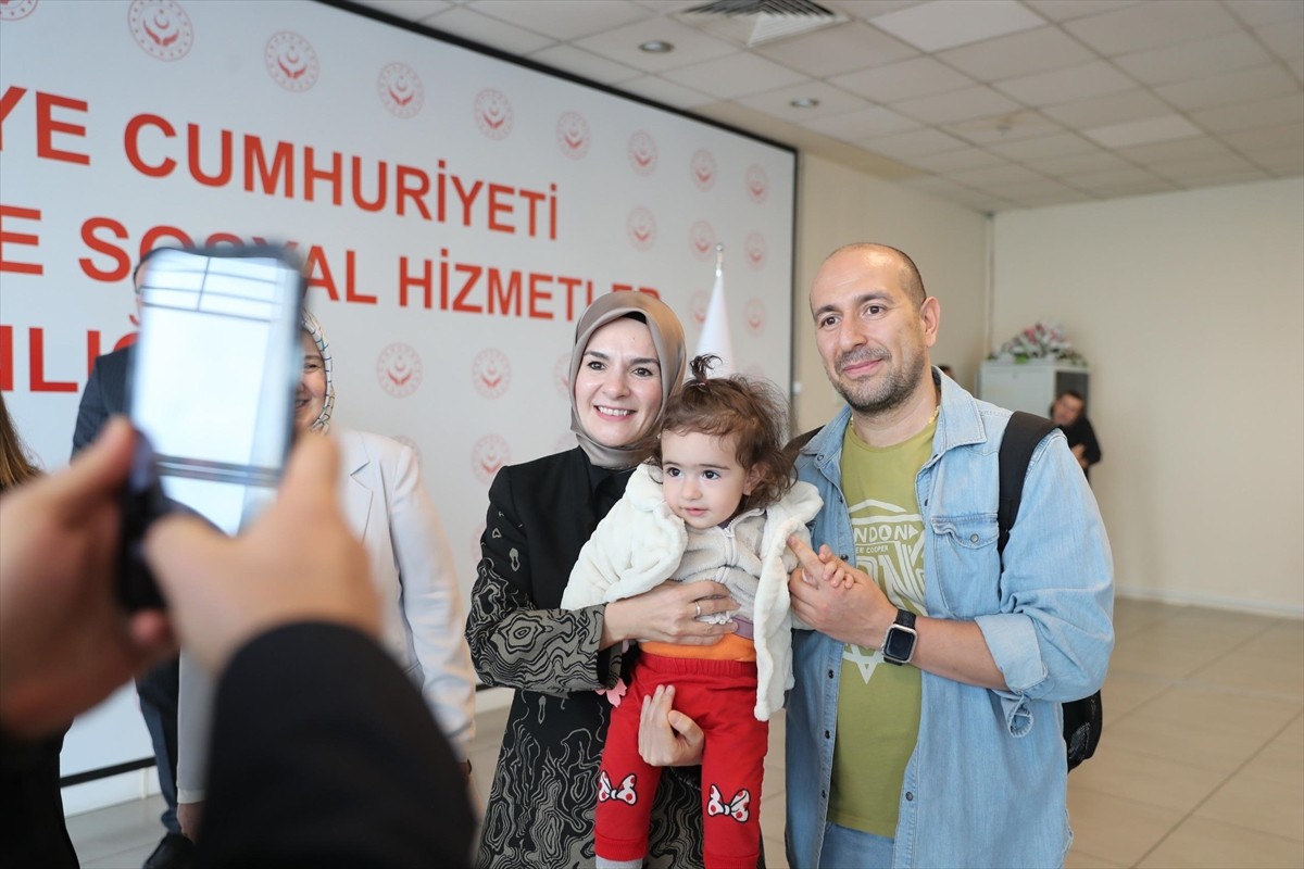 Aile ve Sosyal Hizmetler Bakanı Mahinur Özdemir Göktaş, Ramazan Bayramı vesilesiyle bakanlıkta...