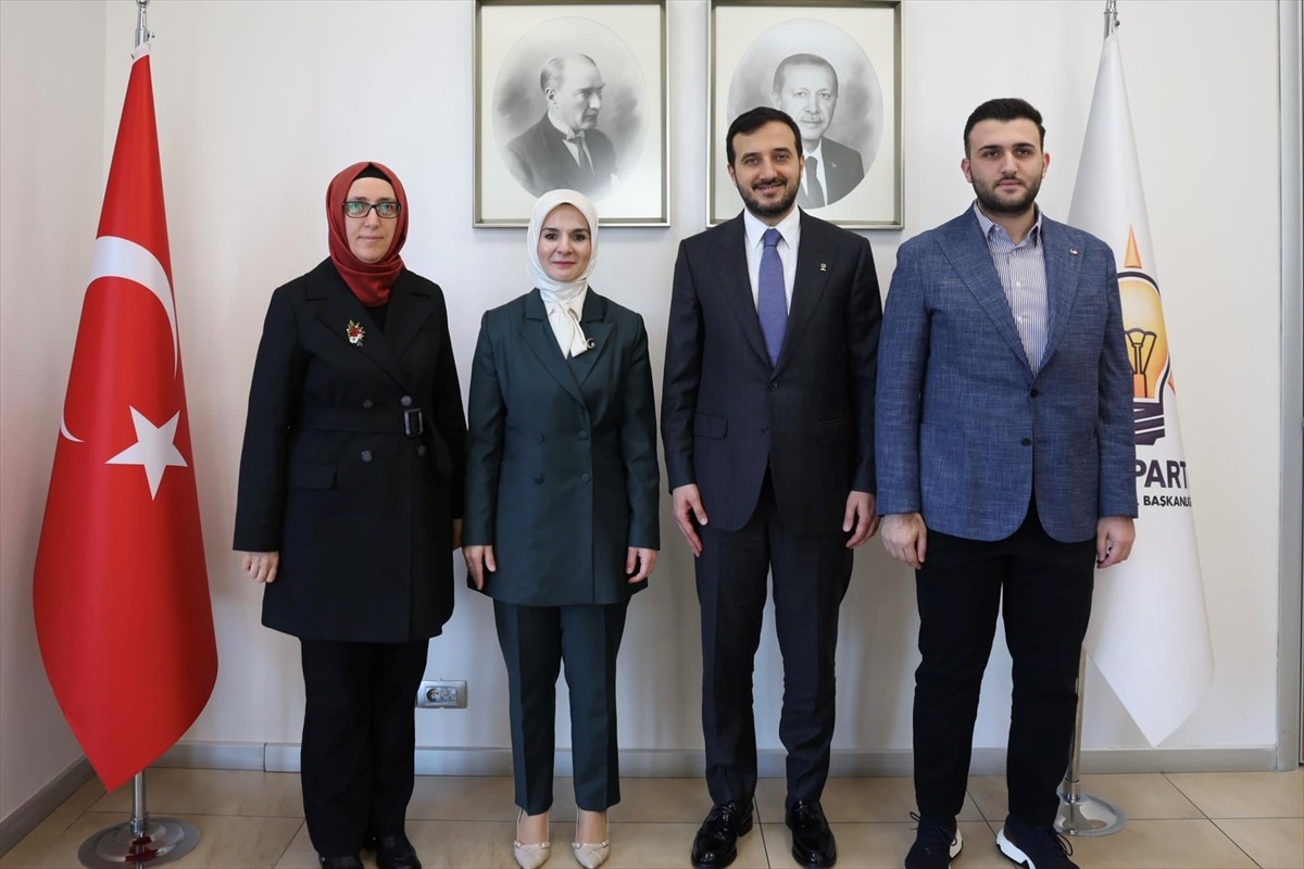 Aile ve Sosyal Hizmetler Bakanı Mahinur Özdemir Göktaş (sol 2), AK Parti İstanbul İl Teşkilatını...