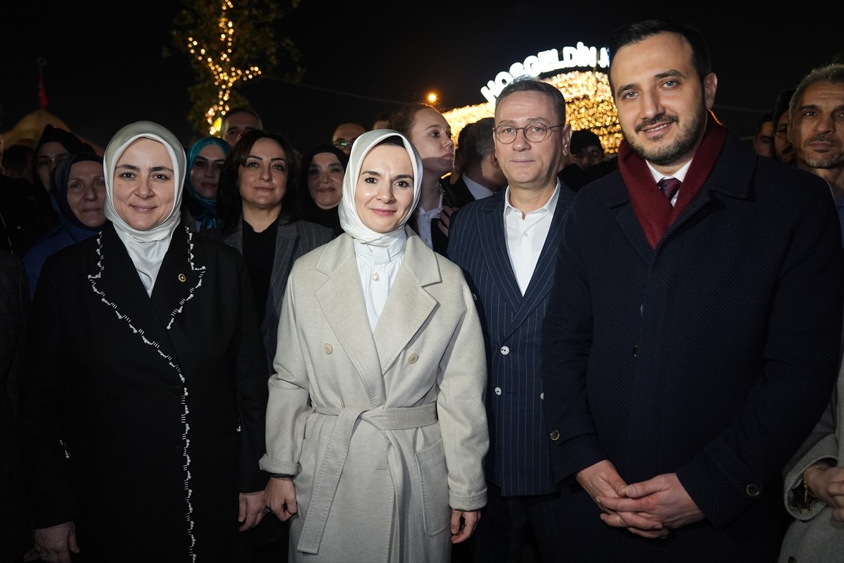 Aile ve Sosyal Hizmetler Bakanı Mahinur Özdemir Göktaş (sol 2), Başakşehir'de ramazan dolayısıyla...