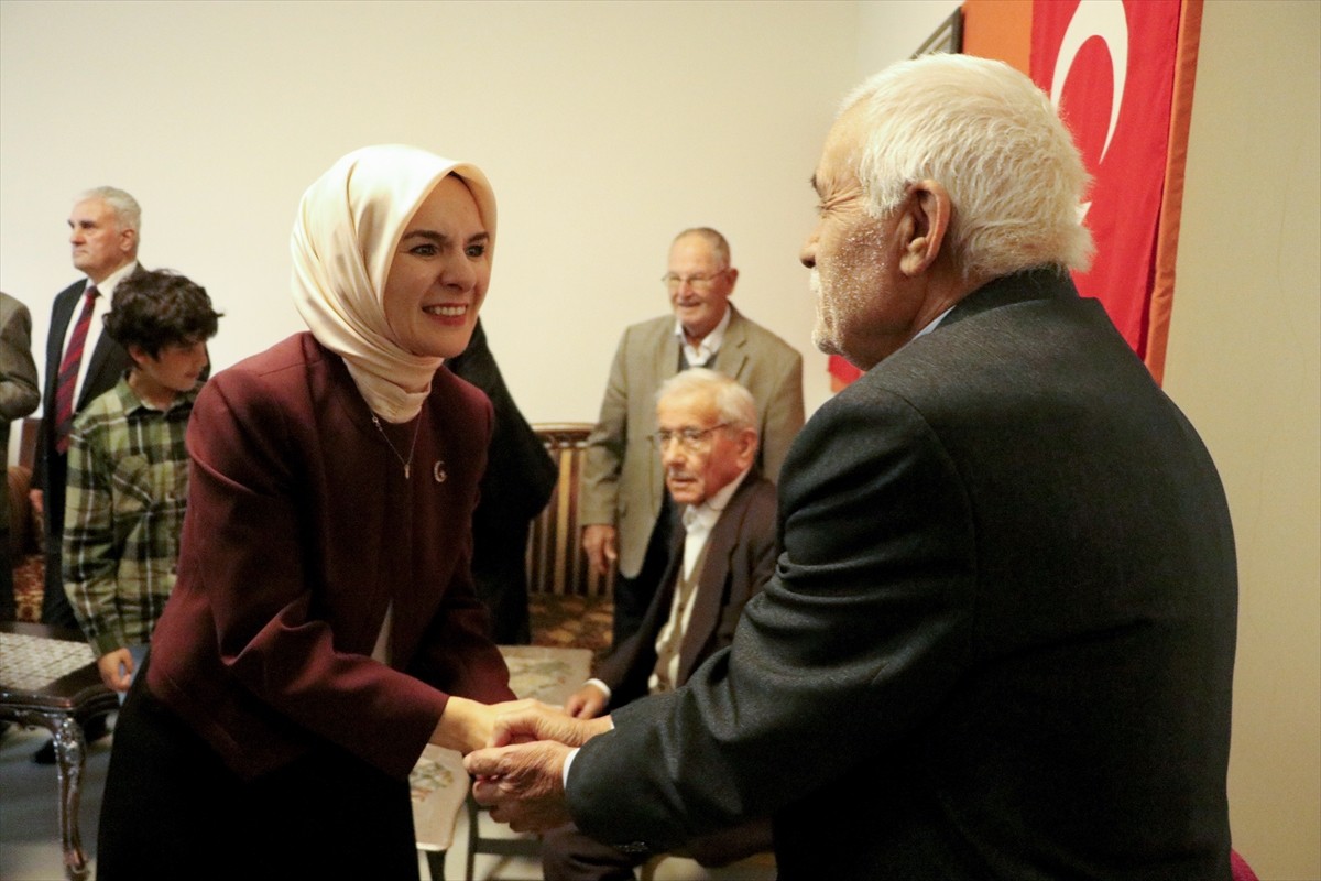 Aile ve Sosyal Hizmetler Bakanı Mahinur Özdemir Göktaş, Tekirdağ'da huzurevinde yaşlılarla bir...