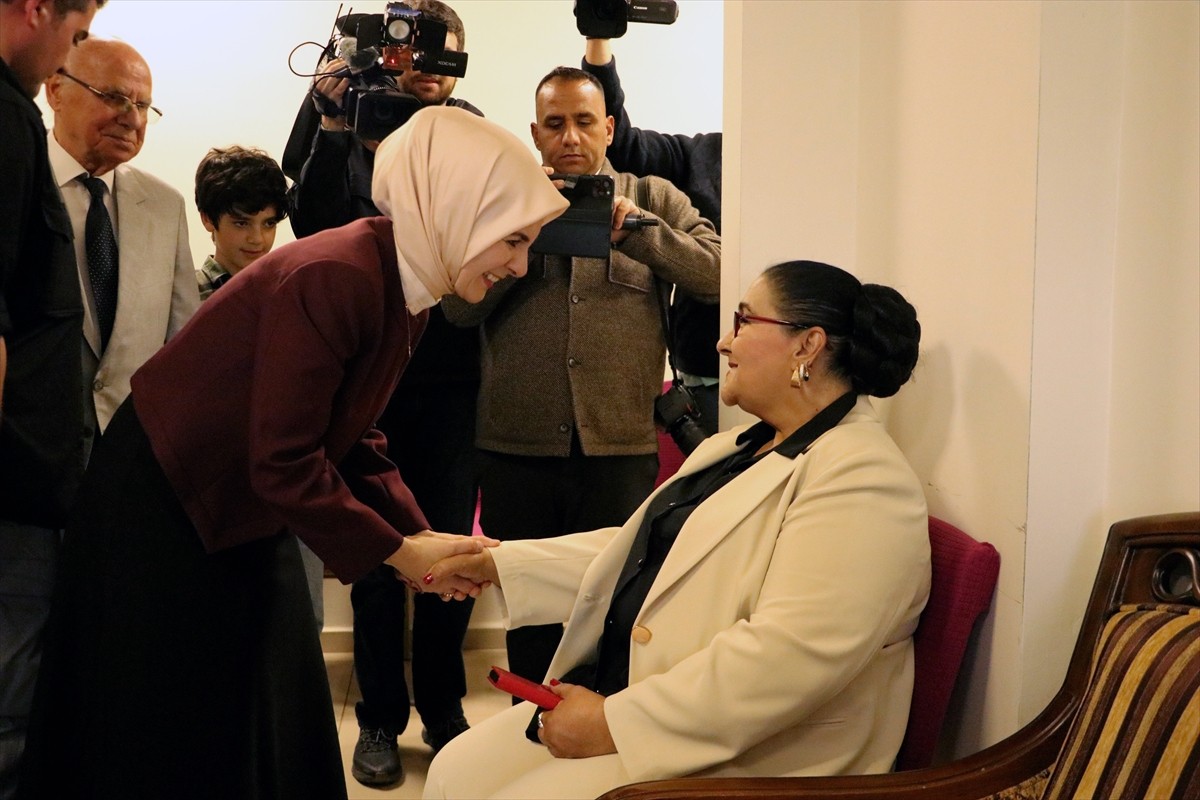 Aile ve Sosyal Hizmetler Bakanı Mahinur Özdemir Göktaş, Tekirdağ'da huzurevinde yaşlılarla bir...
