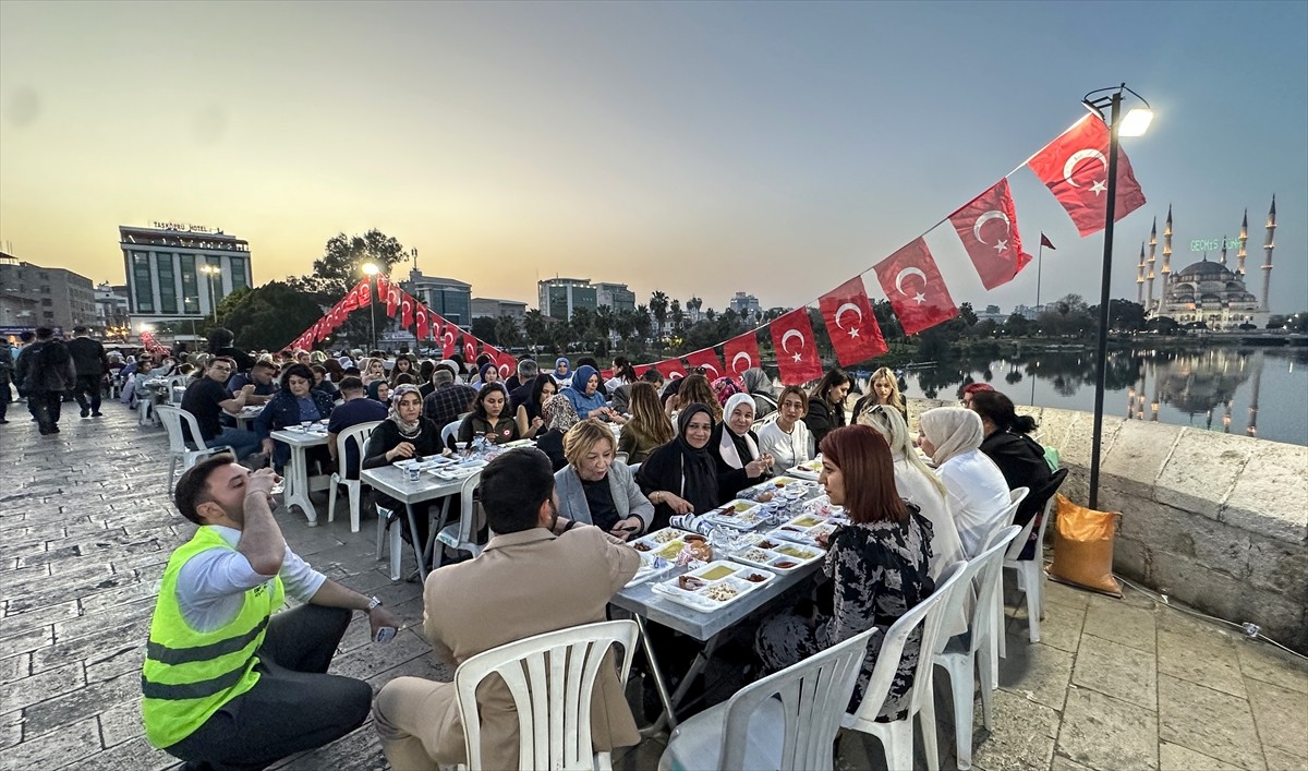AK Parti Adana İl Başkanlığınca tarihi Taş Köprü üzerinde iftar programı düzenlendi.