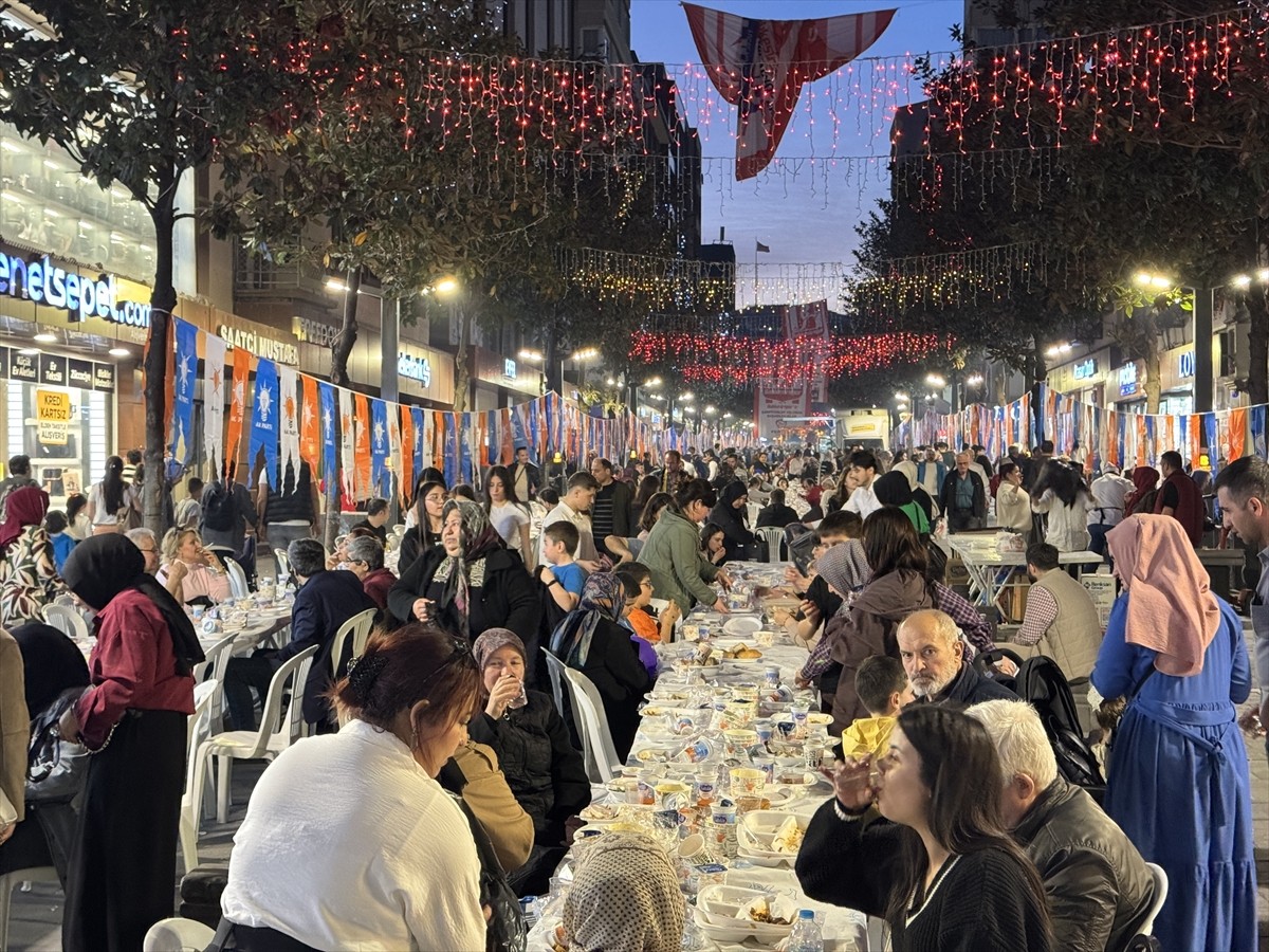 AK Parti Balıkesir İl Başkanlığı tarafından düzenlenen iftar programında 7 bin kişi aynı sofrada...