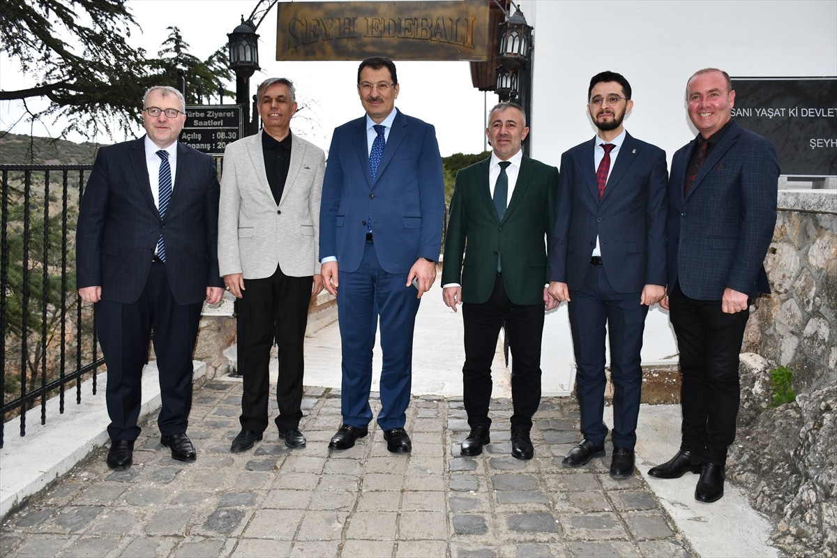 AK Parti Genel Başkan Yardımcısı Ali İhsan Yavuz (ortada), bir dizi program için geldiği...