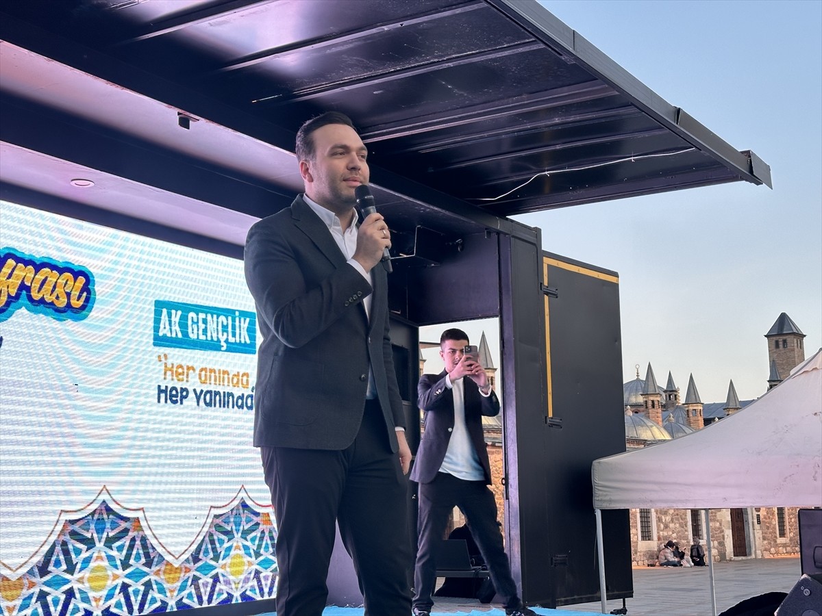AK Parti Genel Merkez Gençlik Kolları Başkanı Yusuf İbiş, Mevlana Meydanı'nda düzenlenen "Gençlik...