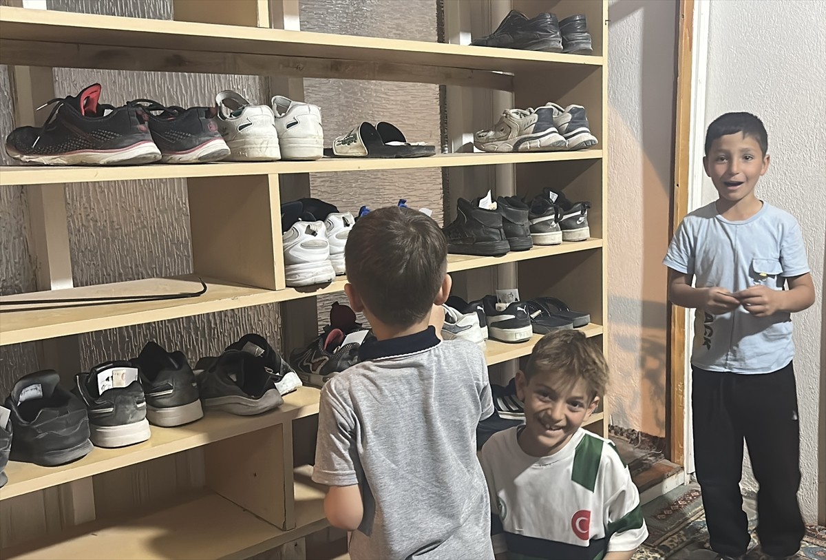  Aksaray'da teravih namazı için camiye gelen çocuklar, ayakkabılarına bırakılan harçlıkla mutlu...