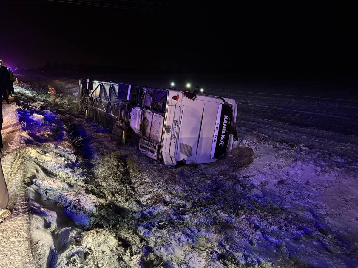 Aksaray'da yolcu otobüsünün şarampole devrilmesi sonucu ilk belirlemelere göre 20 kişi yaralandı....