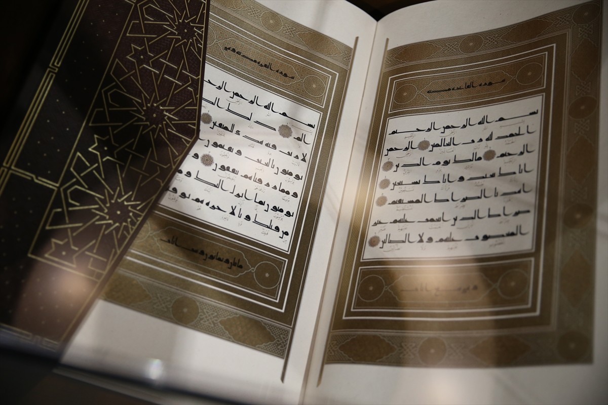 Alanında uzman 66 kişilik ekibin 8 yılda tamamladığı, Kur'an-ı Kerim'in elle 10 cilt olarak...