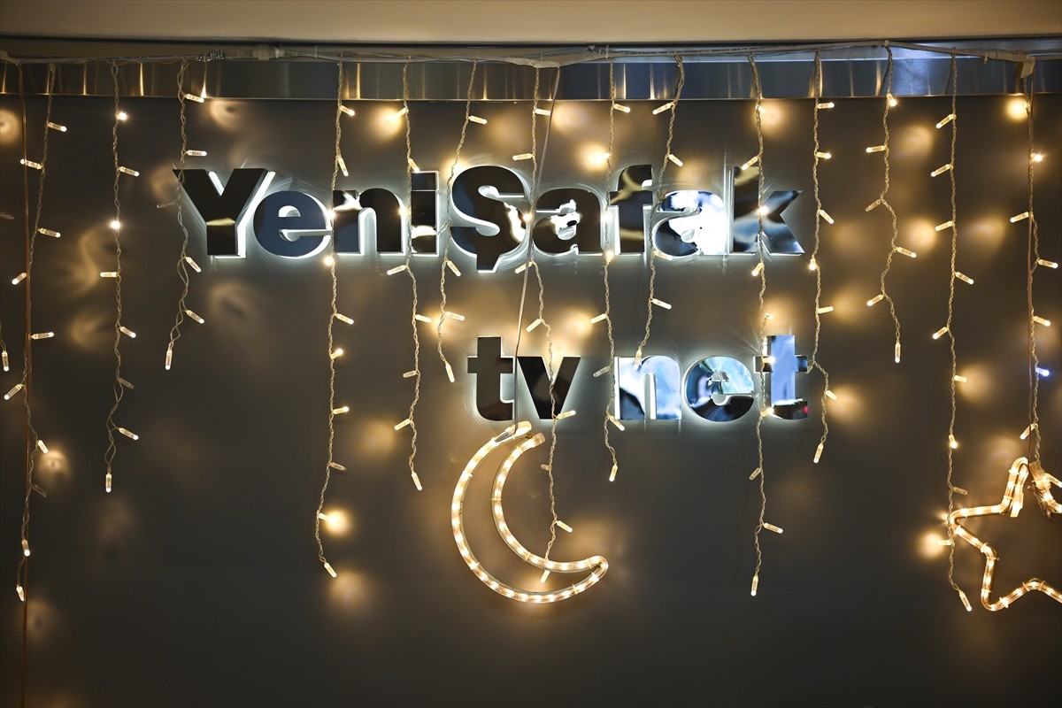 Albayrak Grubu ofisleri ramazan ayının manevi atmosferine özel ışıklar, hat levhaları ve...