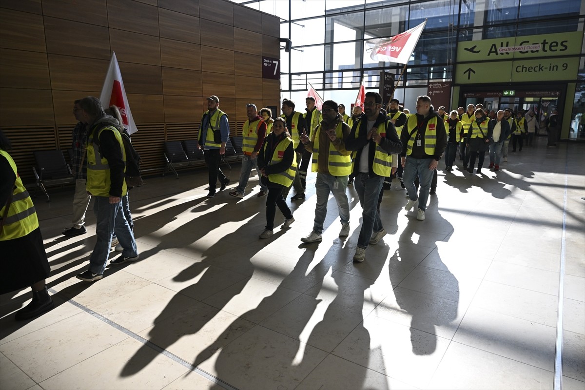Almanya'nın büyük havalimanlarındaki çalışanların 24 saatlik uyarı grevi, uçak seferlerinin büyük...