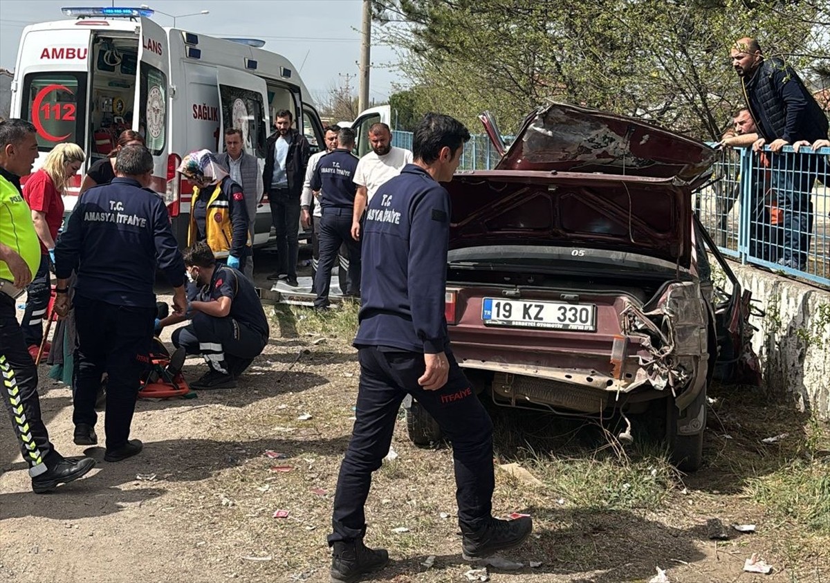  Amasya'da bahçe duvarına çarpan otomobildeki 5 kişi yaralandı.