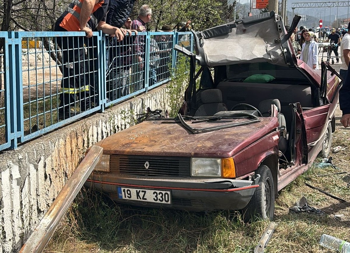  Amasya'da bahçe duvarına çarpan otomobildeki 5 kişi yaralandı.