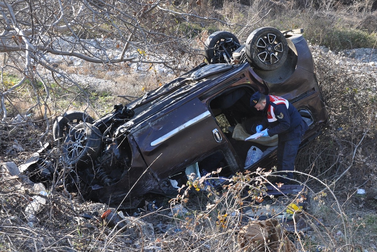 Amasya'nın Gümüşhacıköy ilçesinde hafif ticari aracın devrilmesi sonucu 1 kişi öldü, 4 kişi...