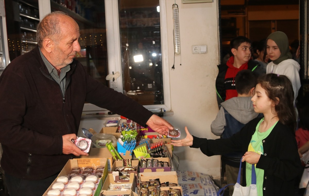 Amasya'nın Taşova ilçesinde bir köyde 152 yıllık ramazan geleneği olan "sepet sallama" yaşatılmaya...