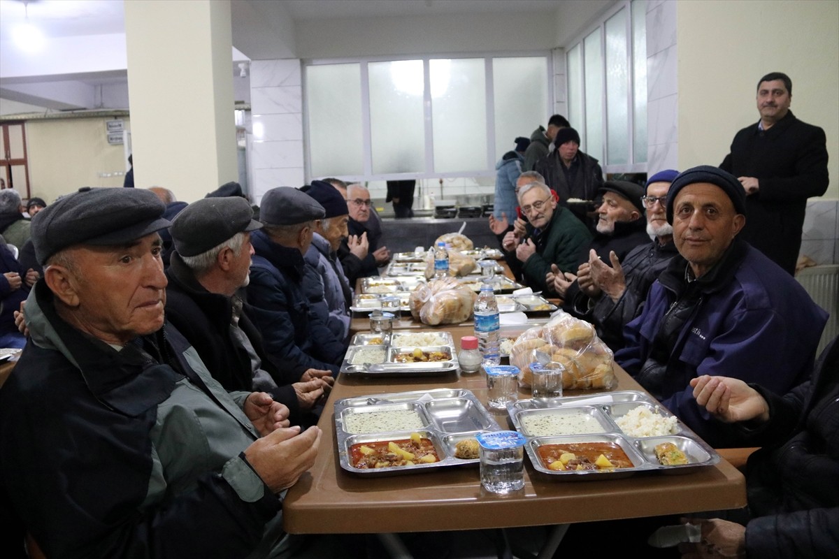 Amasya'nın Taşova ilçesine bağlı Boraboy köyü sakinleri, ramazan ayında her gün iftarlarını evleri...
