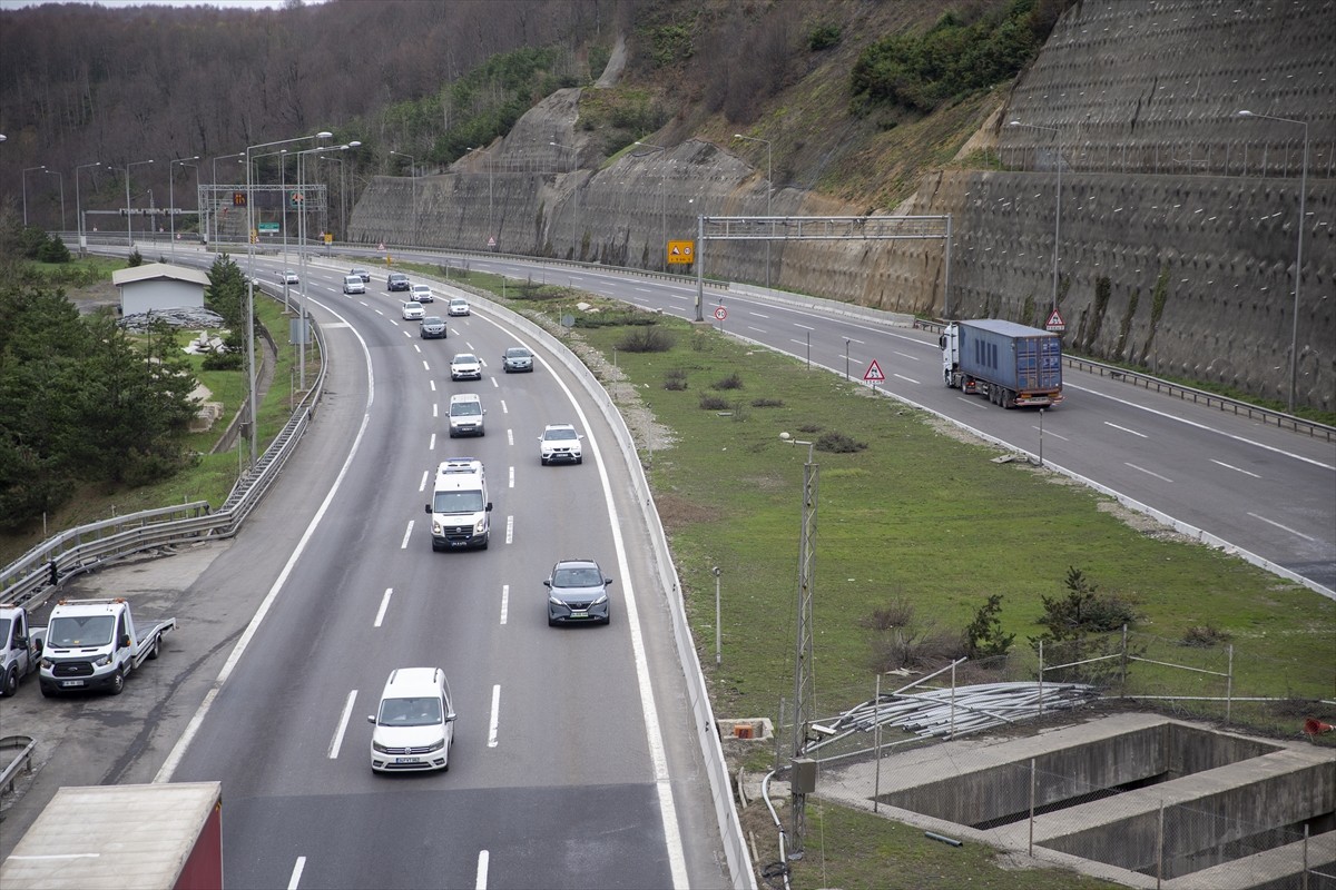 Anadolu Otoyolu'nun Bolu Dağı kesiminde, Ramazan Bayramı tatili dolayısıyla bazı sürücülerin yola...