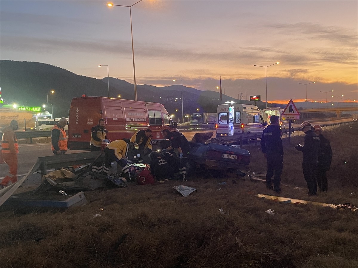 Anadolu Otoyolu'nun Bolu kesiminde bariyere çarpan otomobildeki iki kişi hayatını kaybetti, bir...