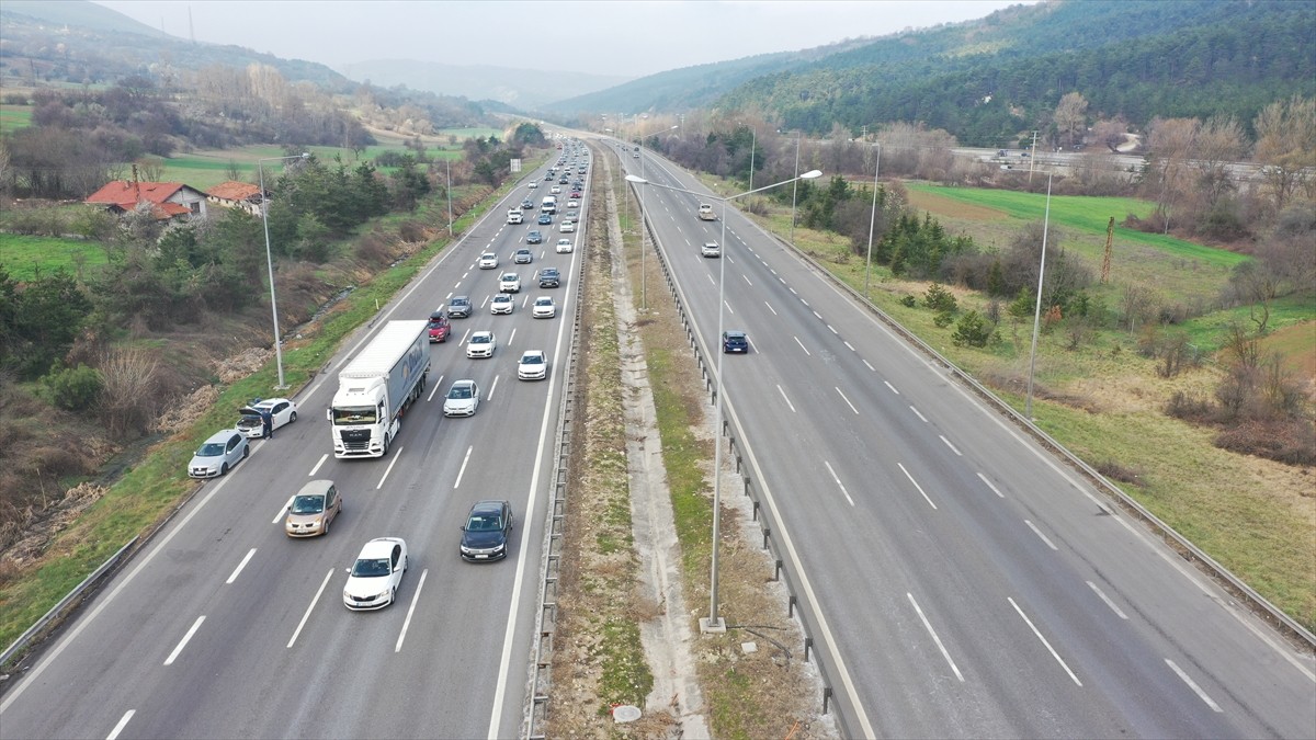 Anadolu Otoyolu'nun Bolu kesiminde, Ramazan Bayramı tatili dolayısıyla yola çıkan sürücüler...