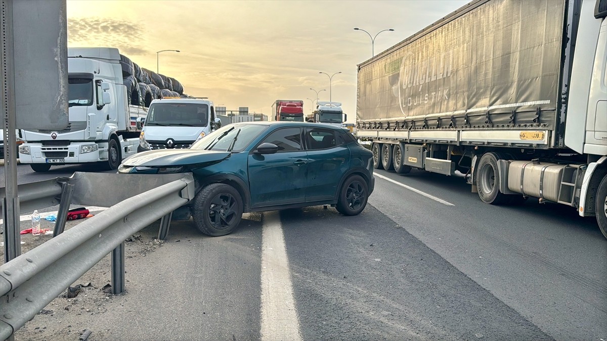 Anadolu Otoyolu'nun Kocaeli kesiminde 2 otomobilin çarpışması sonucu 1 çocuk yaralandı. Kaza...