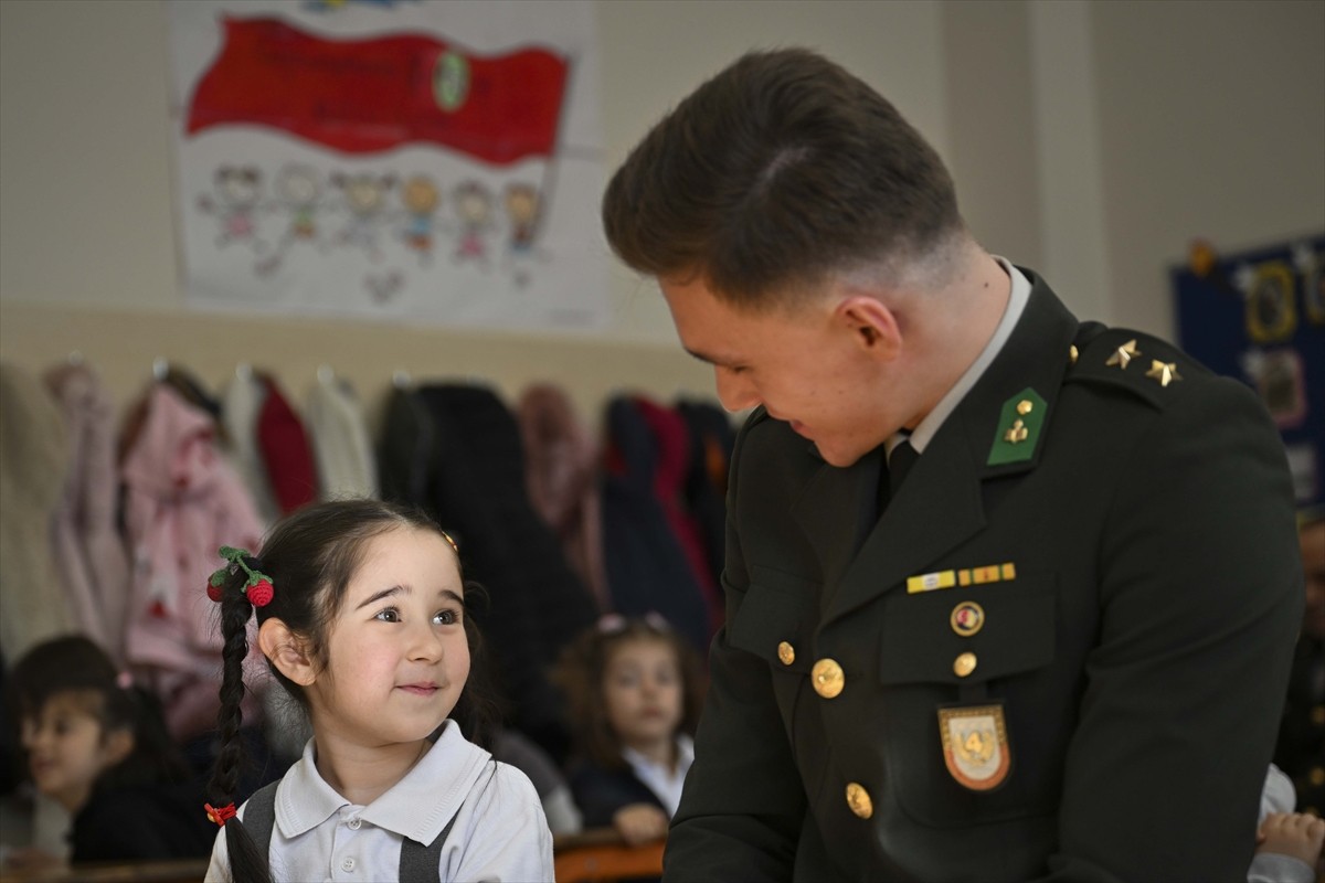 Ankara'da okuma yazmayı yeni öğrenen ilkokul 1'inci sınıf öğrencileri, "İlk Mektubum Mehmetçiğe"...
