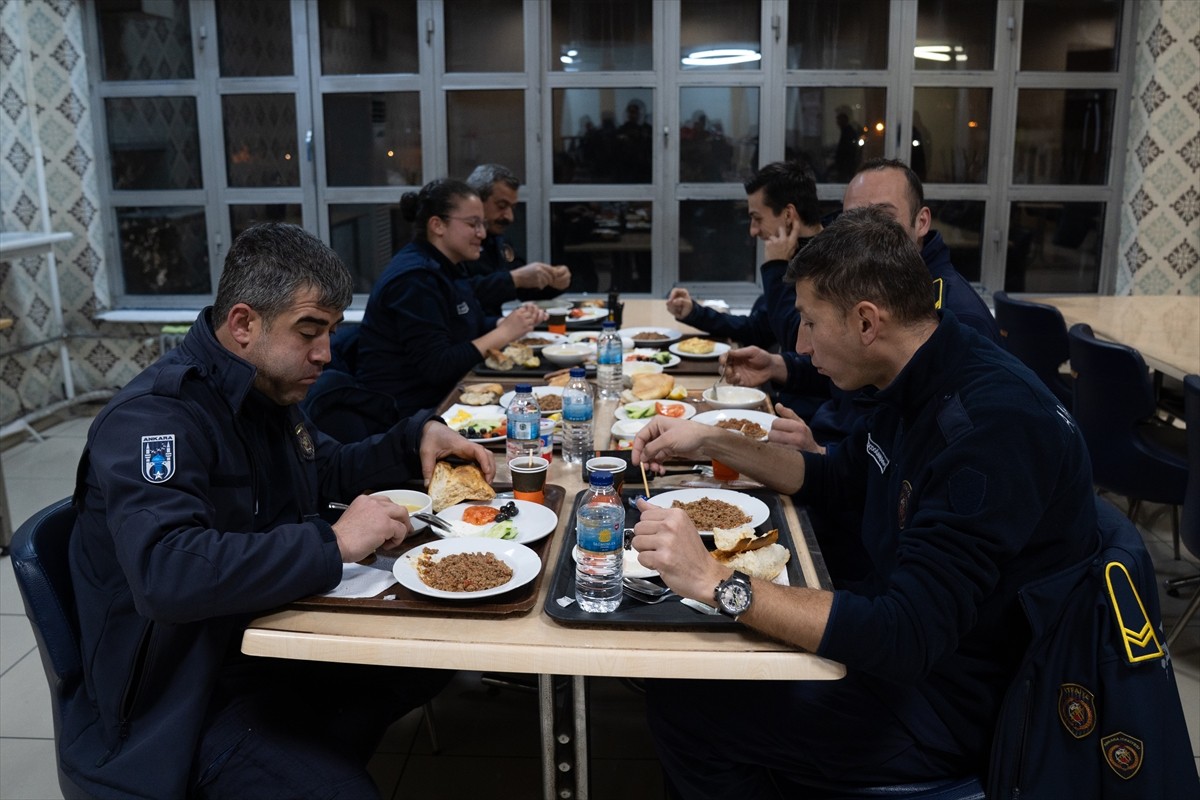 Ankara'da olası bir yangına veya olağanüstü bir duruma müdahale için 7 gün 24 saat hazır bekleyen...