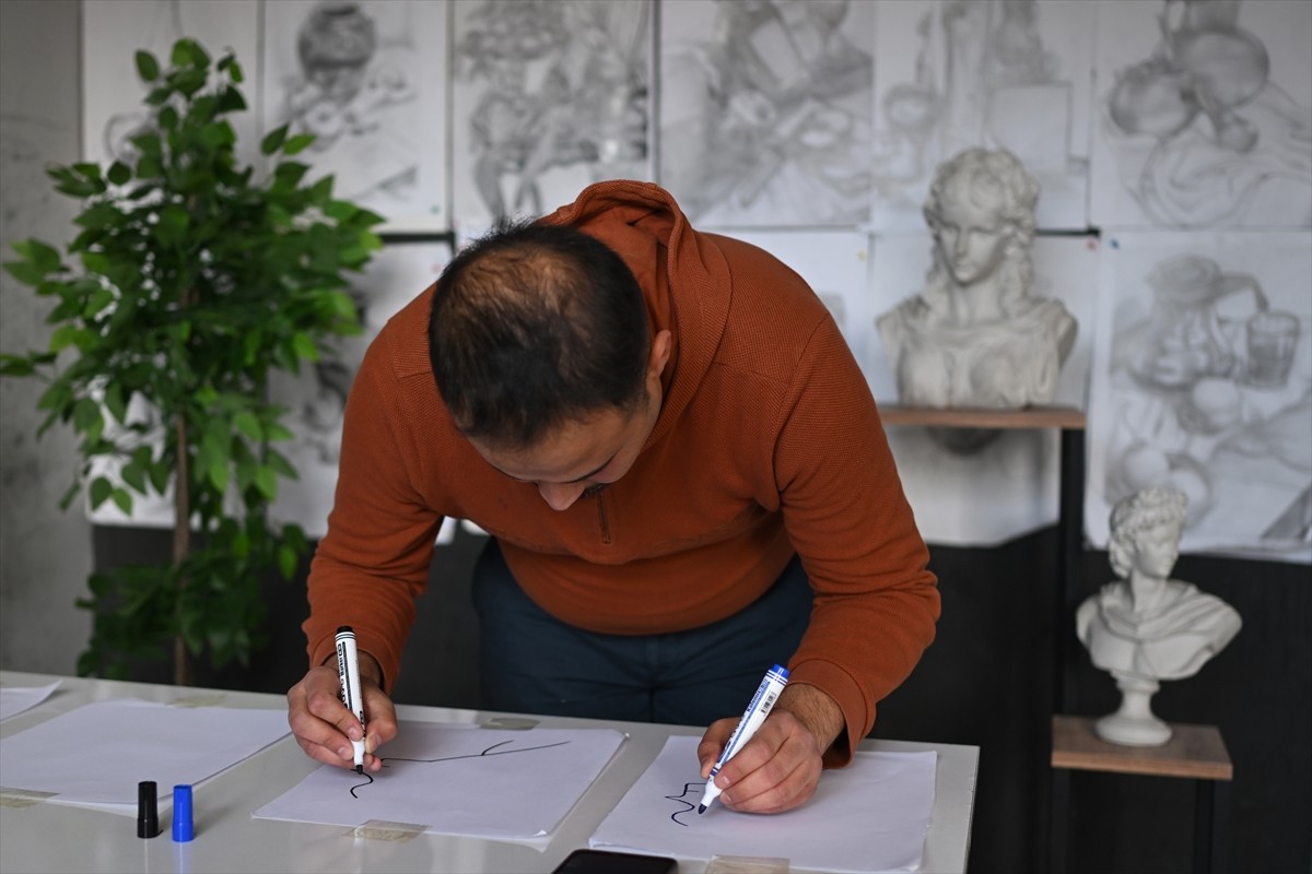  Ankara'da yaşayan İskender Kozan, sahip olduğu yeteneği sayesinde aynı anda iki eliyle, iki...