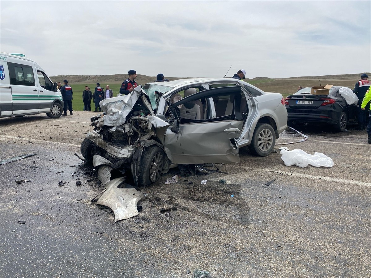 Ankara'nın Haymana ilçesinde iki otomobilin çarpışması sonucu 6 kişi yaşamını yitirdi, 3 kişi...