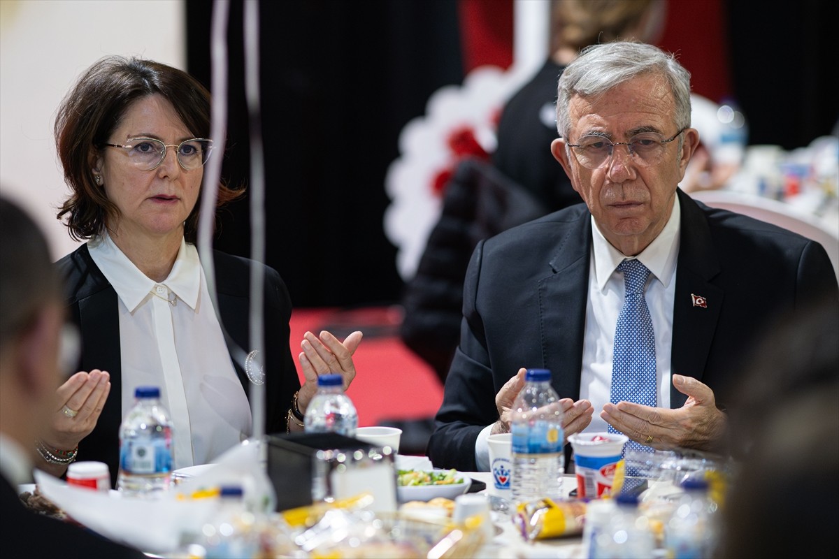 Ankara Büyükşehir Belediye (ABB) Başkanı Mansur Yavaş (sol 2) ve eşi Nursen Yavaş (solda), şehit...